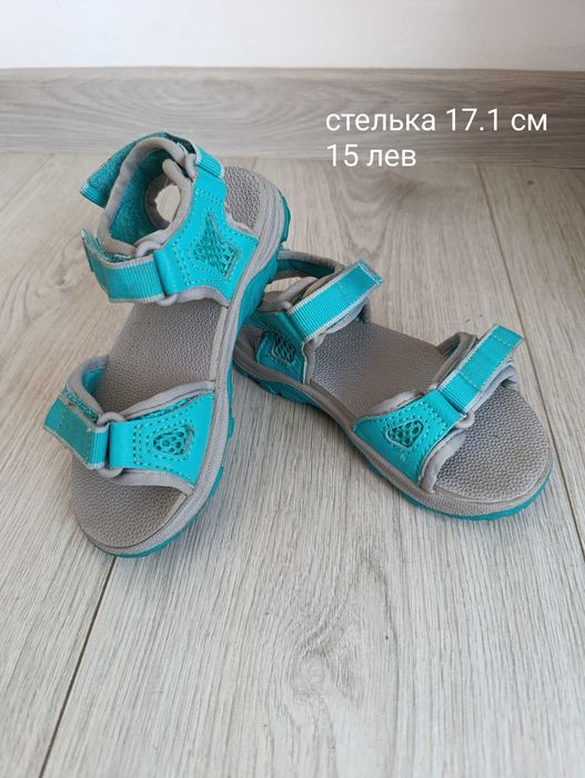 Здрави сандали за момиче.