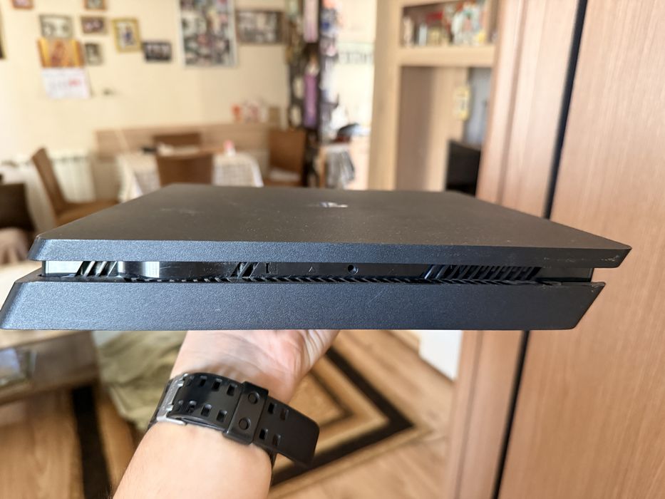Playstation 4 на 1 година
