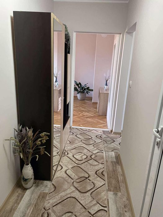 Тристаен обзаведен център