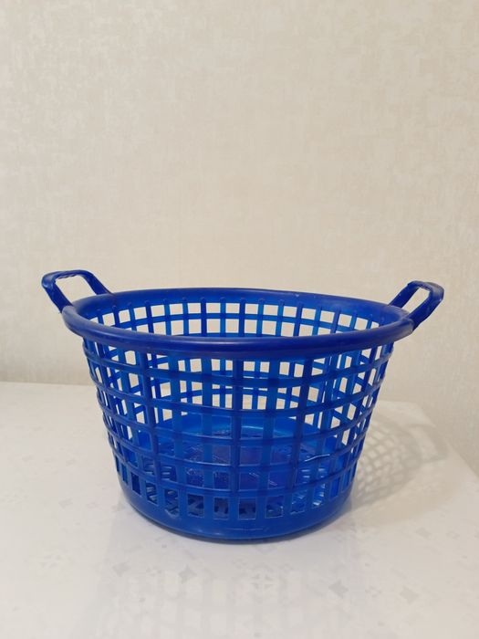 Продам корзину для вещей,,ковшик,щетки,совок