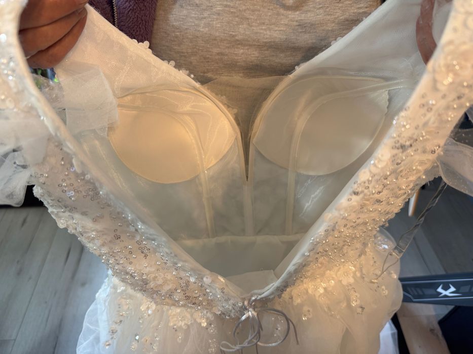 Rochie de mireasă în stare impecabila + crinolina 1 cerc