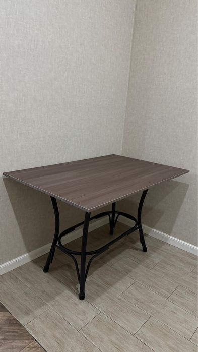 Кухонный стол б/у в отличном состоянии