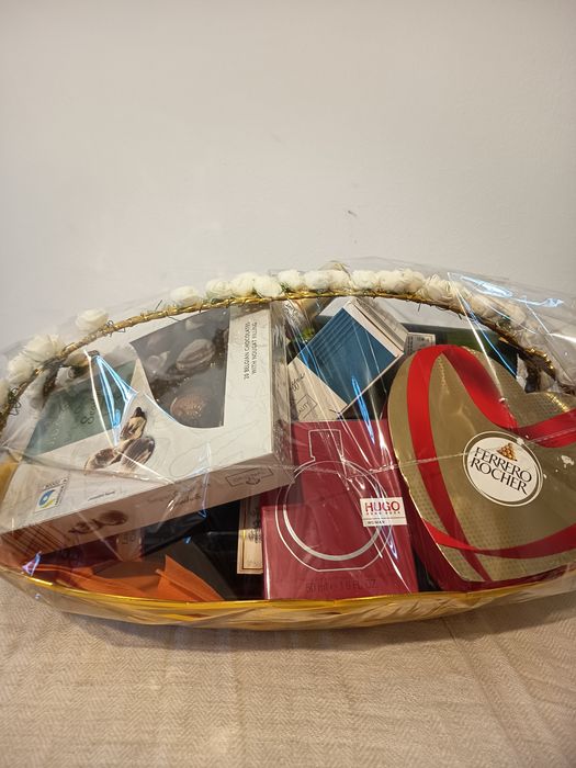 Coș cadou Paște atent selectionat pentru tine .