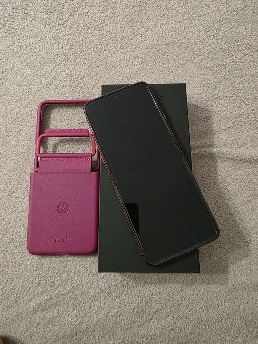 Продавам Motorola Razr 60 ultra 512 gb 16 ram ,Pink