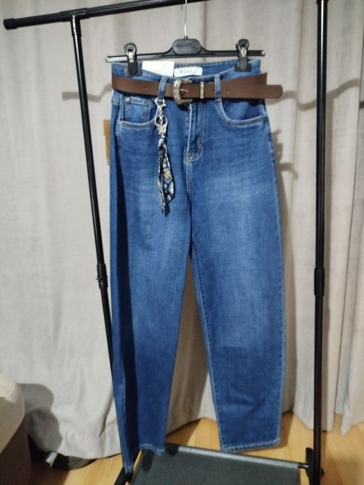 Дънки с камъни, балон и mom fit