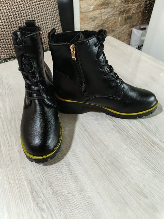 Продаю ботинки женские