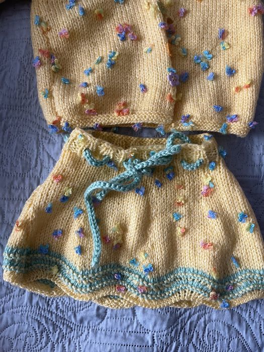 Вязанный костюм на девочку