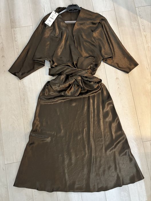 Rochie petrecută din satin Zara