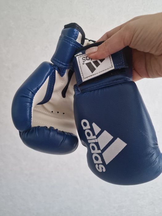 Шлем и перчатки спортивные