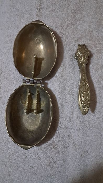 Doua spargatoare de nuci , din bronz