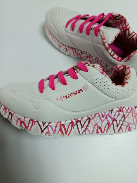 Skechers маратонки номер 33
маратонки размер 33
без забележки