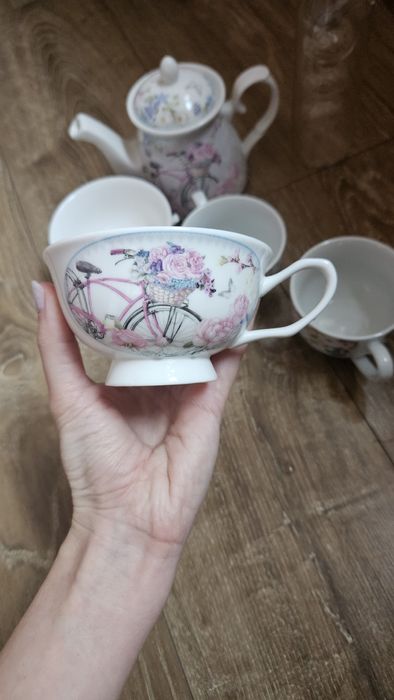 Порцеланов чайник с чашки и оливерник