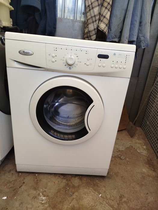 Vând mașina de spălat Whirlpool