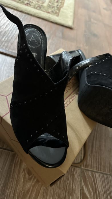 Продам туфли черные 40 размер