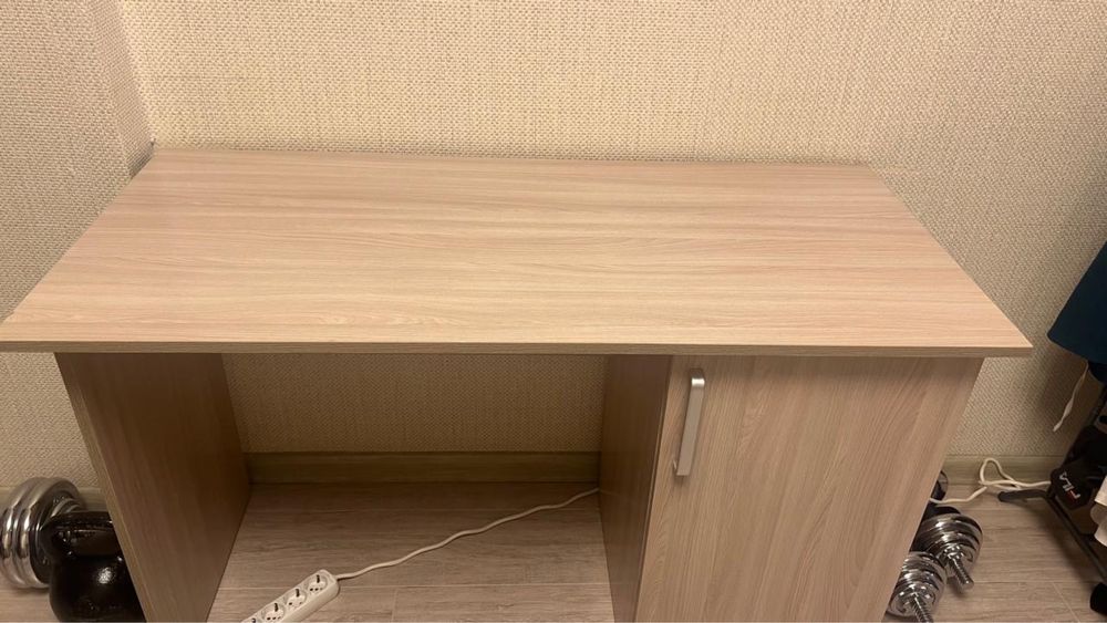 Письменый компьютерный стол.