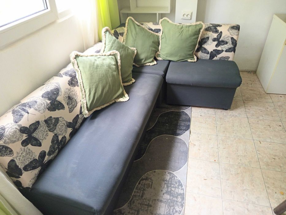 Ьглов диван с подарьк вьзглавници