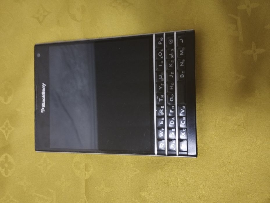 Assalom alekum Telefon Sotiladi Original Black Berry Pasport