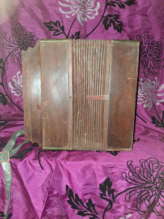 Старинен акордеон