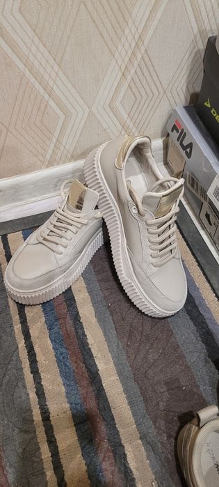 Продам кожаные кроссовки