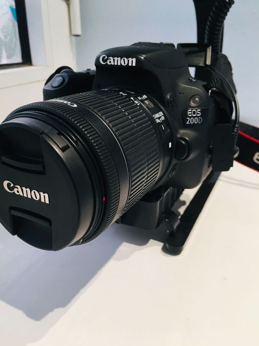 Зеркальный фотоаппарат Canon 200d