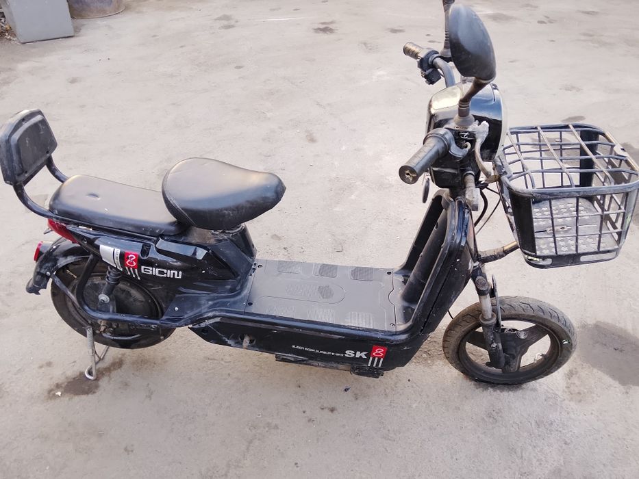 Продам скутер ск8