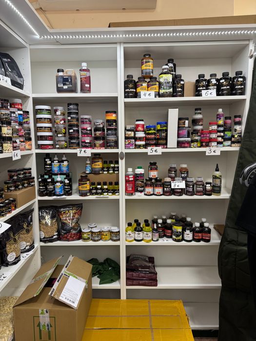 Стока и стелажи от риболовен магазин.