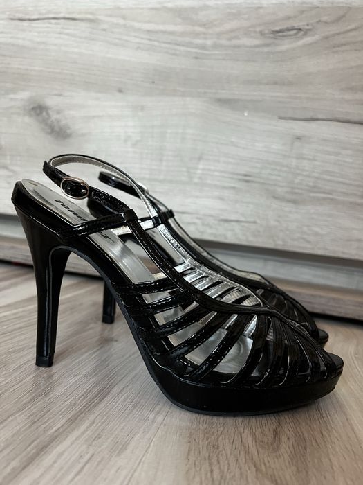 Сандали на висок ток