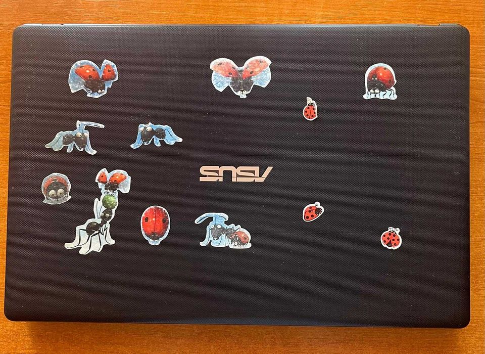 Vând Laptop ASUS F551C - pornește, nu afișează pe ecran, ideal pentru pentru piese/reparație