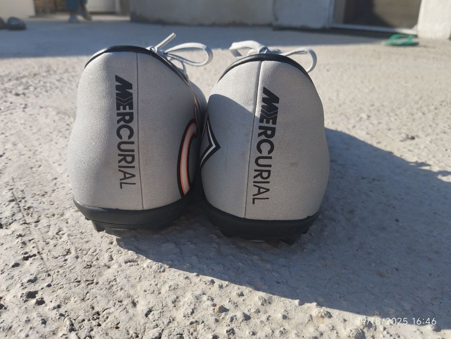 Оригинални обувки за лека атлетика/футбол