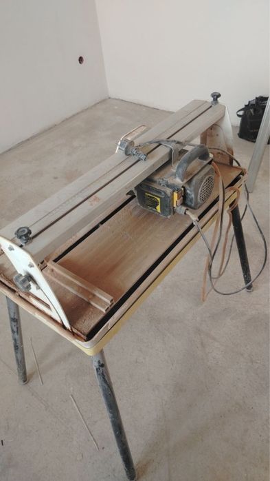 kafel kesish uchun ishlatiladigan elektr asbob