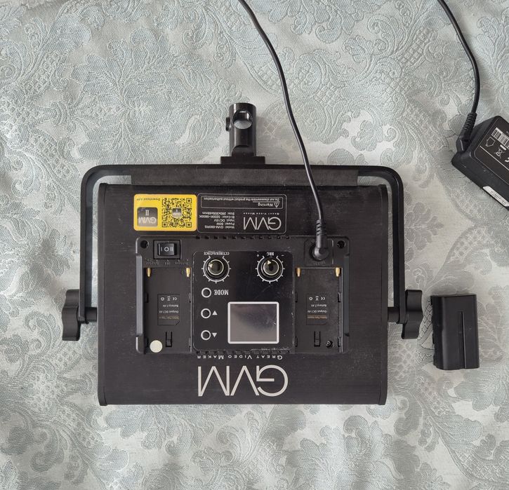 Vând 2 lămpi LED profesionale pentru foto-video – Godox și GVM