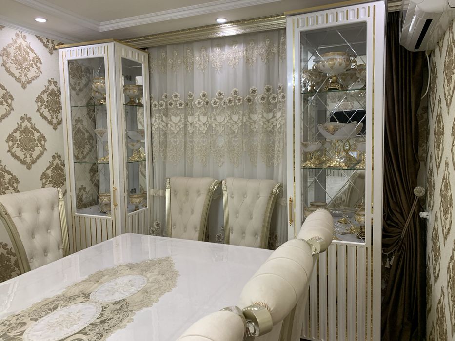 Стол с стульями и пенал