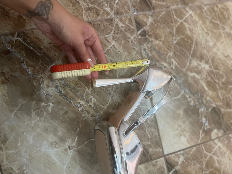 Сребристи сандали