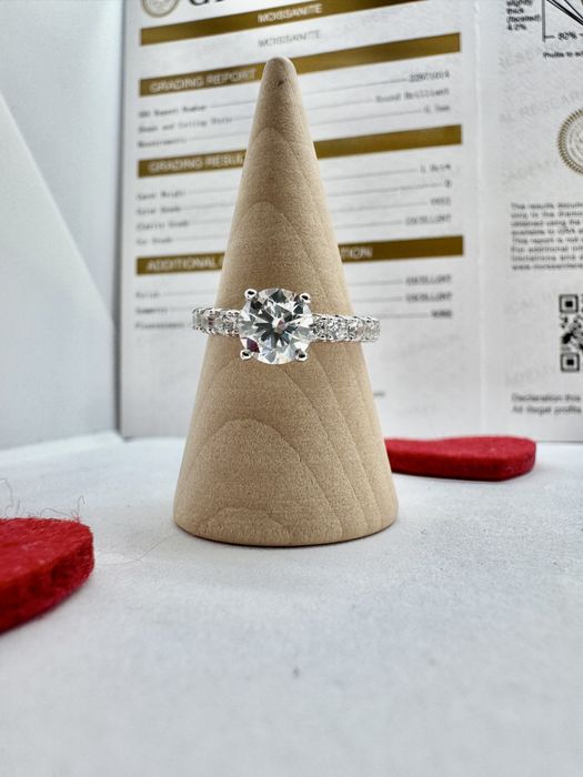 Сребърен пръстен с мойсанит (диамант) 1 карат