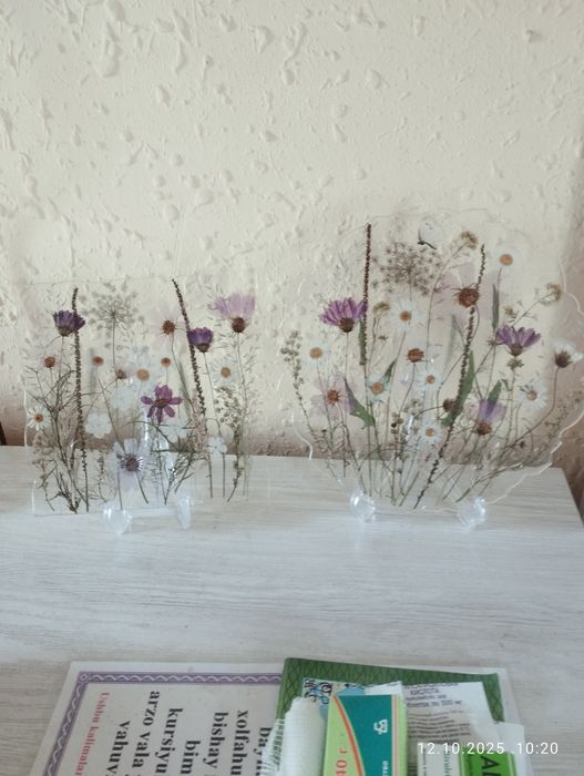 Панно картина из настоящих цветов и эпоксидной смолы с сухоцветами