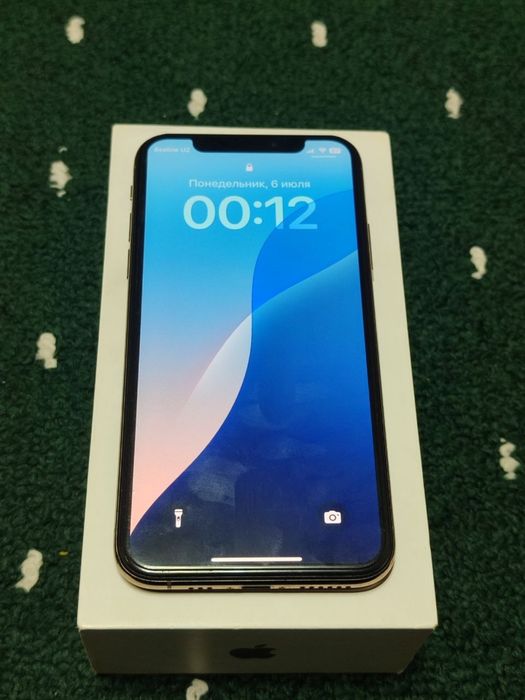 Iphone xs gold.