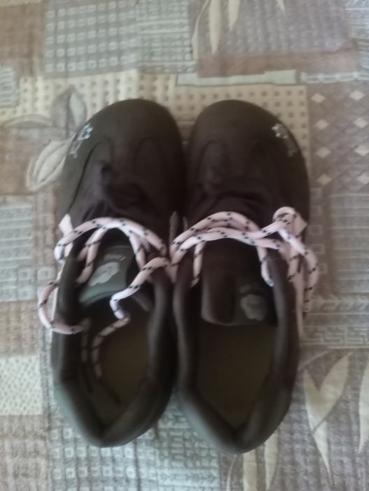 Продам кроссовки женские