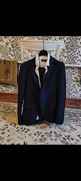 Балаларға арналған классикалық костюм.