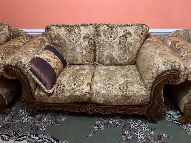 Диван семиместный продаю в хорошем почти новом состоянии, мягкий