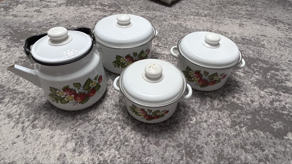 Набор кострюль и чайник