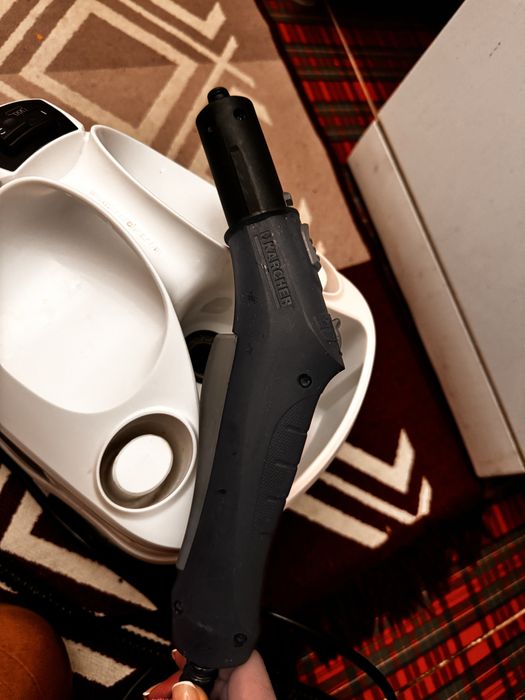 Продам пароочиститель Karcher SC4