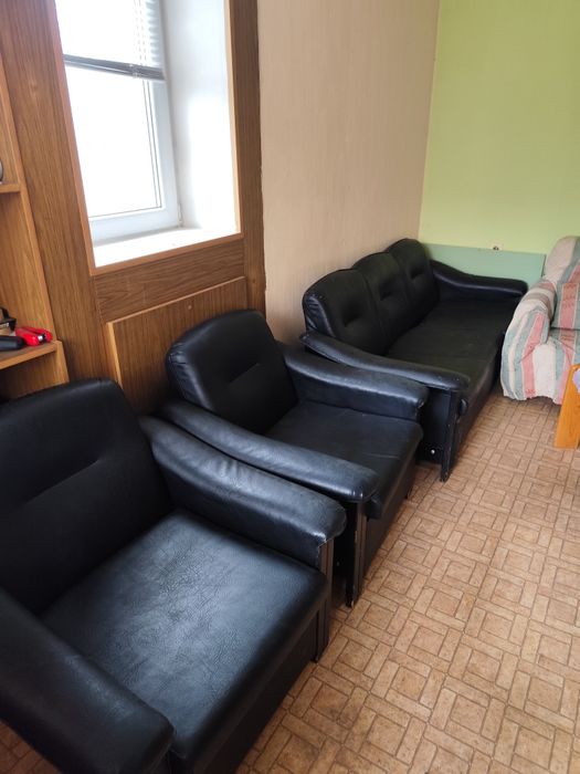 Кожена гарнитура диван и 2 фотьойла