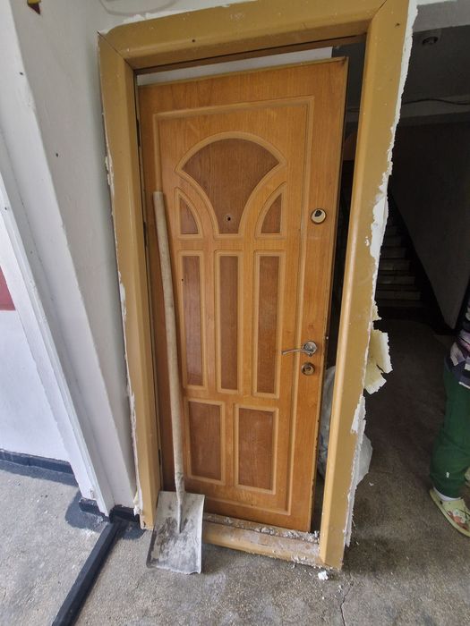 Vând usa de apartament