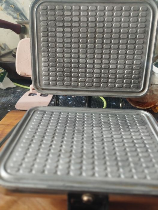 Продам электро вафельницу СССР  1990 года