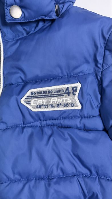 Geacă matlasată albastră cu glugă – stare foarte bună