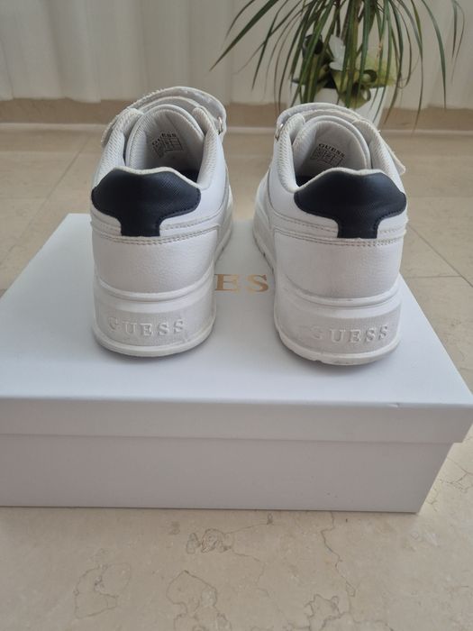Adidasi Guess marimea 34