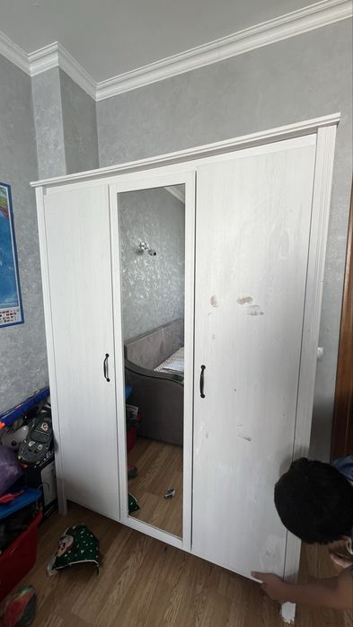 шкаф зеркальной двери нету