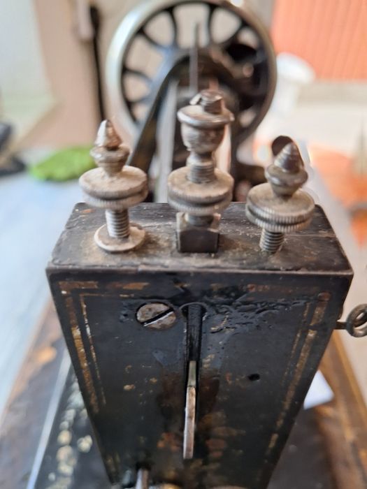 Машинка швейная древняя