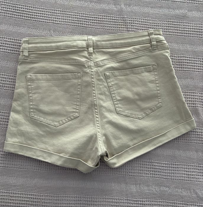 Къси панталони в цвят бежово