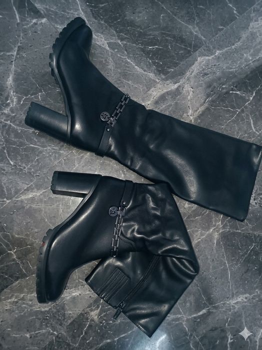 Обувь практически новая.